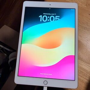 7th Gen Apple iPad + Pencil + Case + Charger